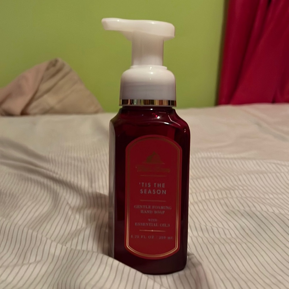 Bath & Body Works Tis the Season foaming hand soap